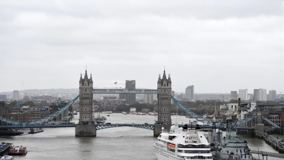 Bloomberg: Η Βρετανία διακόπτει προσωρινά το πρόγραμμα της «χρυσής βίζας»